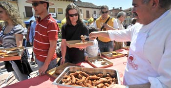 Unas  personas rinden homenaje al chorizo de Cantimpalos 